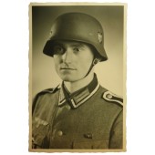 Porträttfoto av Wehrmacht Unteroffizier med M35-hjälm.